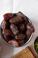 Verse gedroogde dadels, natuurlijke zoete snack, biologische hele Medjool dadels
