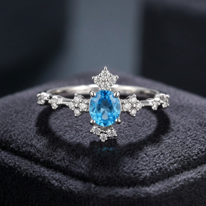 Bague de fiançailles minimaliste en argent avec motif pour amoureux de topaze bleue élégante pour femmes - Product Image 1