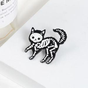 Pasadores de Metal de aleación chapados en níquel negro Funky Punk de Halloween de dibujos animados bonitos del fabricante, pasador de esmalte suave para manualidades de Metal - Product Image 5