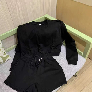 Completo Sportivo da Donna 2 Pezzi 2026 di Alta Qualità: Felpa Corta in Cotone e Pantaloncini Sportivi per Palestra, Jogging e Loungewear - Product Image 4