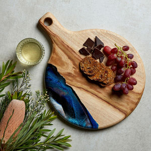 Tabla de Cortar de Madera de Olivo con Diseño de Resina Artística de Olas del Océano, Tabla Redonda para Servir Pizza y Queso - Product Image 5