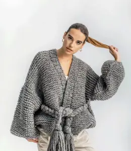 Maglione da donna con cintura in nappa lavorata a mano