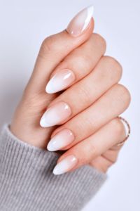 Uñas Postizas Naturales Color Nude, Forma de Almendra, Longitud Media, Estampado Dorado, Personalizadas OEM ODM de Fábrica, Uñas Postizas de Color Blanco Lechoso - Product Image 5