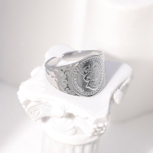 Anillo Hipoalergénico de Acero Inoxidable Estilo Minimalista para Mujer, Anillo Ajustable con Diseño de Reina, Anillo Sencillo al por Mayor - Product Image 4