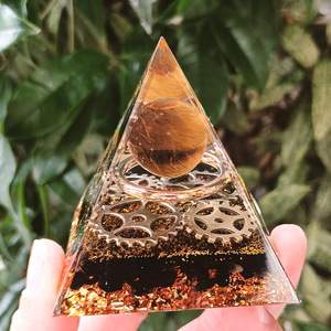 Pyramide en cristal Œil de Tigre 5cm 6cm avec gravure interne motif engrenage, décoration d'intérieur, artisanat de bureau, cadeau - Product Image 5