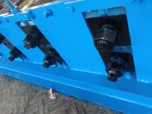 Pedal kaki berjalan panel baja papan perancah Roll membentuk mesin otomatis c-tipe punching dan flanging lubang mesin