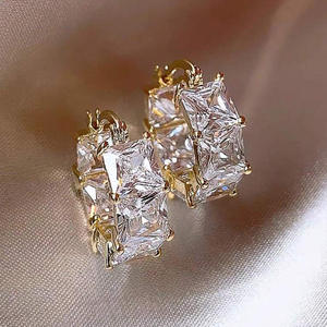 Boucles d'oreilles Moonvade en cristal, serties de griffes géométriques, bijoux de luxe pour femmes, à porter au quotidien, en strass blanc - Product Image 3