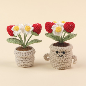 Ornement de fleur en pot en coton tricoté à la main, motif fraise et marguerite, cadeau pour mariage, anniversaire, décoration - Product Image 1