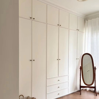 Armoire intégrée moderne blanc crème avec portes en MDF, design du sol au plafond, armoires supérieures et 3 tiroirs, rangement pour chambre à coucher