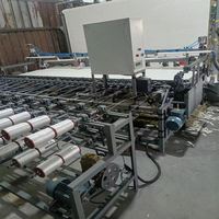 Machine à tisser les tapis en jonc et les bandeaux pour rideaux en aiguilles de pin