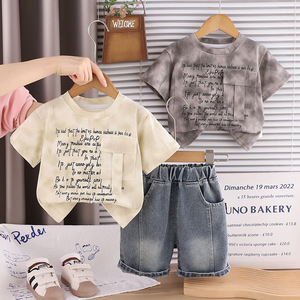 Nouvel ensemble de vêtements d'été 2026 pour garçon : <span class=keywords><strong>chemise</strong></span> <span class=keywords><strong>beige</strong></span> à manches courtes imprimée lettres + short en jean, ensemble 2 pièces - Product Image 1