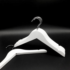 ไม้แขวนเสื้อไม้แบบกำหนดเองพร้อมโลโก้ ราคาแข่งขัน สำหรับโชว์เสื้อผ้า - Product Image 2