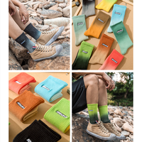 Chaussettes en coton pour femmes Gradient Color Custom Outdoor Hiking Trail Crew Sock Chaussettes antidérapantes