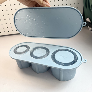Molde de silicona para bolas de hielo Stanley en oferta, bandeja de silicona para hacer cubitos de hielo Stanley con tapa para accesorios de vasos Stanley de 20-40 oz - Product Image 1