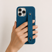 Étui de téléphone en cuir grainé avec bracelet, double rivet métallique, bord en cuir enveloppé, doublure en microfibre, logo personnalisé OEM ODM