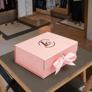 กล่องของขวัญรีไซเคิลได้ขนาดสั่งทำพิเศษ พร้อมฝาปิดแม่เหล็ก โครงสร้างแข็งแรง ปั๊มฟอยล์ทอง และเคลือบด้าน สำหรับน้ำหอมและสินค้าหรูหรา - Product Image 1