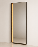 Miroir mural LED pleine longueur personnalisé en noyer avec socle en bronze pour projets hôteliers