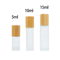 Bouteilles à rouleaux en verre dépoli 5ml 10ml 15ml vides rechargeables avec bouchon en bambou récipient pour distribution d'échantillon d'huile essentielle