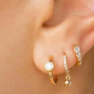 Boucles d'oreilles en plaqué or 18K pour femmes, hypoallergénique, Non terni, pierre bling One CZ incrustée de diamants, petit cerceau, bijoux