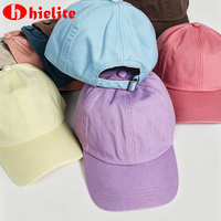 Cappello da papà personalizzabile a basso MOQ, con visiera curva e design non strutturato, ideale per passeggiate in città, appuntamenti nel fine settimana e scenari casual all'aperto.