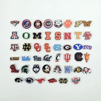 Décorations de chaussures sabot classiques les plus vendues avec logo d'équipe NCAA et boucles de chaussures populaires avec badge universitaire pour les passionnés de l'NCAA, épingles à chaussures