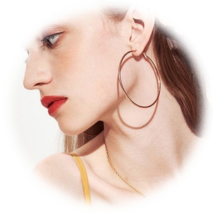 Boucles d'oreilles créoles rondes classiques en acier inoxydable chirurgical plaqué or de 30 à 60 mm, bijoux de <span class=keywords><strong>boucle</strong></span> d'oreille <span class=keywords><strong>pour</strong></span> <span class=keywords><strong>cartilage</strong></span> <span class=keywords><strong>pour</strong></span> mariages et fêtes - Product Image 2