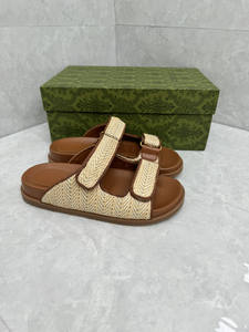 Sandalias de tacón plateado de diseñador para mujer, de verano, para exteriores, para desfiles de moda, de marca famosa, con letras clásicas, de lujo. - Product Image 3