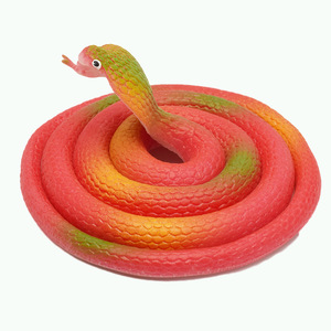 Serpiente de goma realista Serpiente de <span class=keywords><strong>Mamba</strong></span> negra Juguete de serpiente decorativa de Halloween Prank de utilería de jardín - Product Image 1