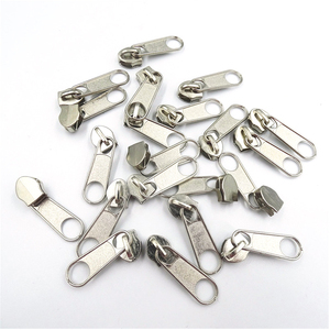 Deslizadores de cremallera de nailon elegantes con logotipo personalizado, tamaño 5 #8 #10 #, tirador de Metal con cabeza de cremallera, precio barato para bolsos, prendas hechas de latón, aleación de Zinc - Product Image 4