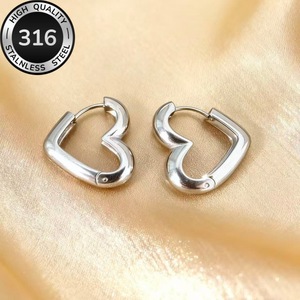Pendientes de Aro de Acero Inoxidable Chapados en Oro, Estilo Europeo Americano, con Forma de Corazón y Diamantes Pulidos a Mano - Product Image 4