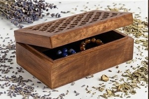 Boîte à bijoux en bois de luxe avec intérieur en velours pour ranger colliers, bagues, boucles d'oreilles, bracelets et accessoires personnels - Product Image 6