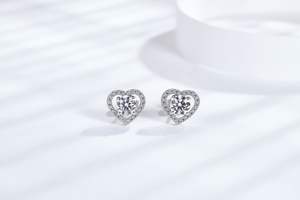 Pendientes de Plata con Moissanita en Forma de Corazón de 4mm, Colección de Joyería GRA - Product Image 4