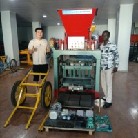Machine de fabrication de briques de ciment semi-automatique résistante à l'eau simple à utiliser équipée d'une bande transporteuse et d'un mélangeur