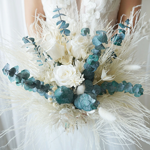 Bouquet de qualité garantie avec des roses blanches en pampas et de l'eucalyptus pour la mariée, la demoiselle d'honneur, bouquet de mariage, fleurs séchées - Product Image 1