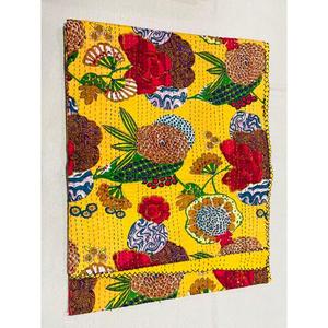 Couvre-lit Kantha en coton intemporel, confectionné avec des techniques d'impression traditionnelles et une construction superposée douce pour un confort optimal. - Product Image 2