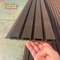Panneau mural WPC anti-UV co-extrudé, composite bois-plastique écologique, revêtement extérieur cannelé pour grandes murs