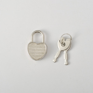 Candado en forma de corazón con llave, candado pequeño de aleación de zinc dorado y plateado para bolsos, cajones, armarios de dormitorio - Product Image 2