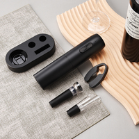 Fabrieksdirect verkoop USB rode wijn elektrische plastic automatische draagbare flesopener set met batterij oplading