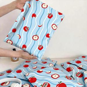 أكياس بريدية لطيفة بطباعة التفاح ذات لاصق قوي مخصصة باللون الأزرق لمستلزمات الشحن والهدايا - Product Image 1