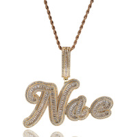 Collier avec initiale, zircone cubique 5A, plaqué or, grand pendentif en forme de plaque de nom serti de pierres, style classique, chaîne en laiton