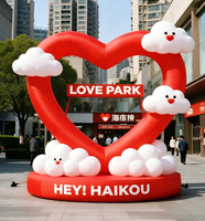 Arche gonflable géante en forme de cœur rouge personnalisée avec des nuages pour la décoration des centres commerciaux pour la Saint-Valentin