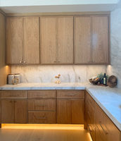 Meubles de cuisine modulaires écologiques en placage de chêne de style américain avec îlot et évier en quartz pour villa
