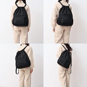 Sac de sport de voyage léger et imperméable avec logo personnalisé, sac à dos à cordon noir avec fermeture éclair et poches - Product Image 5