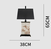 La chambre du designer est décorée d'une lampe de chevet moderne, créative et simple, d'une lampe de table en marbre noir rétro américaine