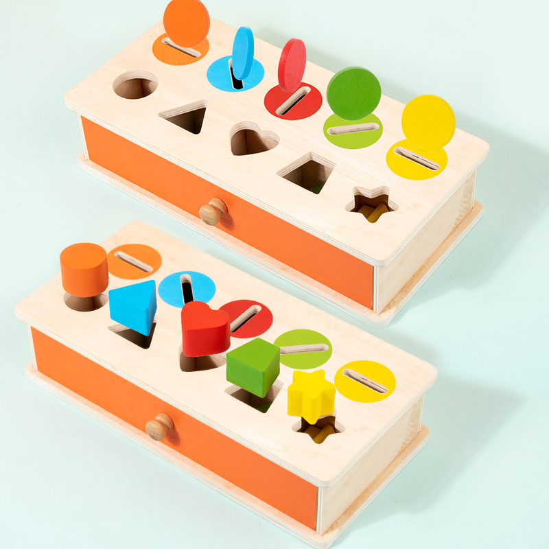 Caja de clasificación Montessori para monedas con sistema de golpeteo.