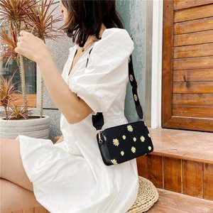 Sac bandoulière élégant pour femme en PU rose avec motif de marguerite blanche et quincaillerie dorée - Product Image 4