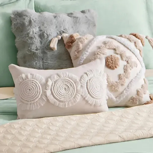 Funda de Almohada Lumbar Rectangular Color Crema, Decorativa, Estilo Boho, con Detalles Acolchados y Borlas - Product Image 5