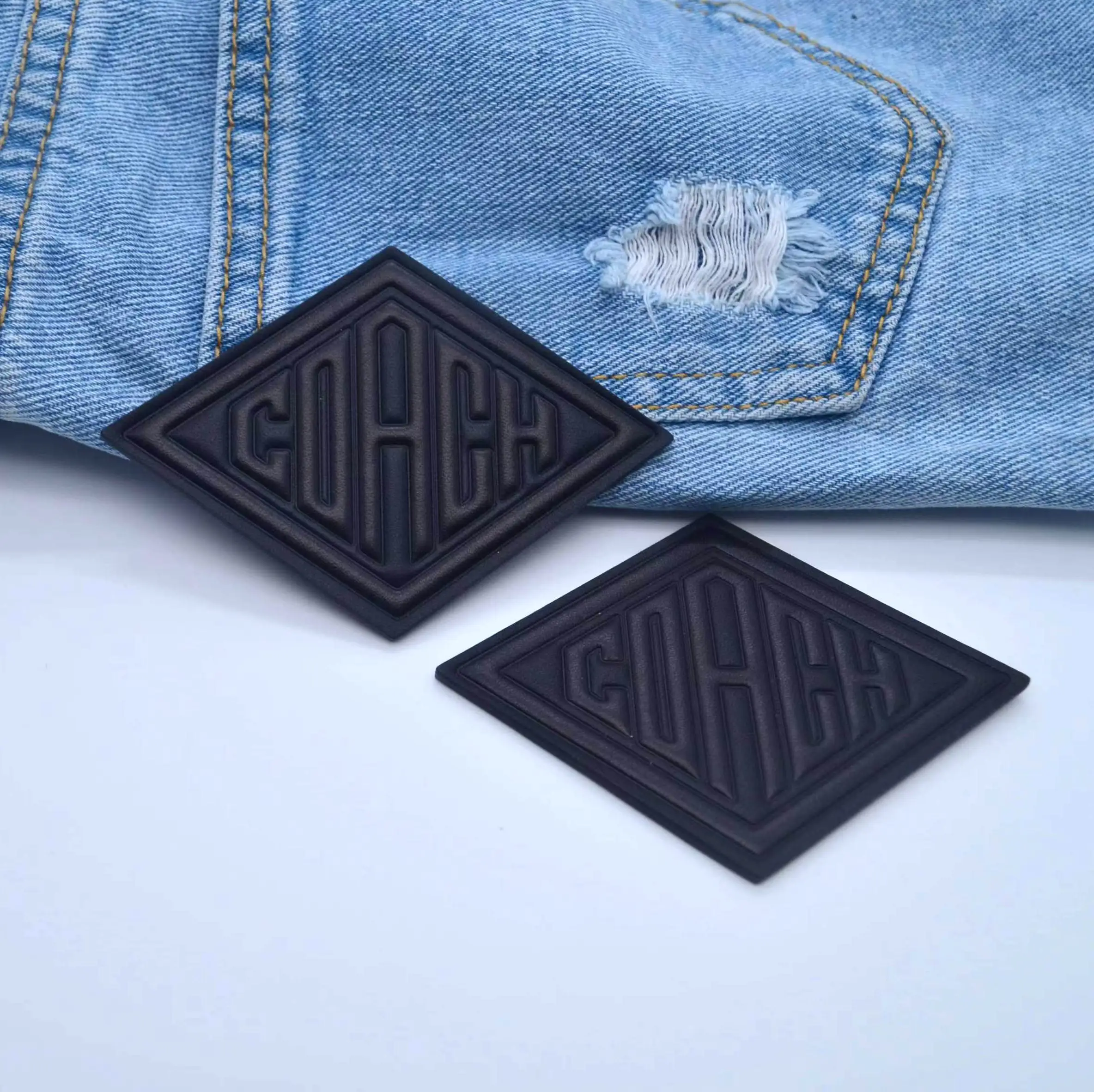 Marca de roupas de logotipo personalizado, venda direta da fábrica, logos gravados em metal de etiqueta para calças de brim
