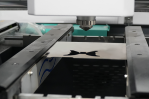 Machine de découpe laser à fibre mini 6060 pour bijoux en or et argent avec couvercle intégré - Product Image 3