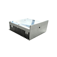 Dissipateur thermique compact en aluminium extrudé avec rebord de montage, à ailettes à rapport de hauteur à largeur élevé, pour unité d'alimentation embarquée